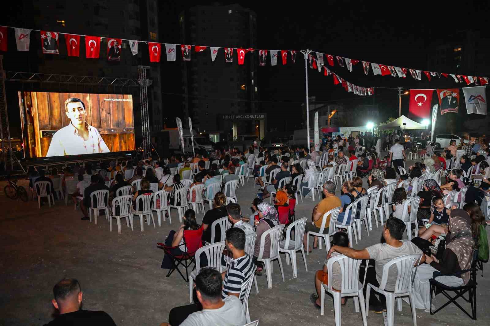 Tarsus&rsquo;ta a&ccedil;ık hava sineması nostaljisi: Mahalle sakinleri beyaz perdede buluştu