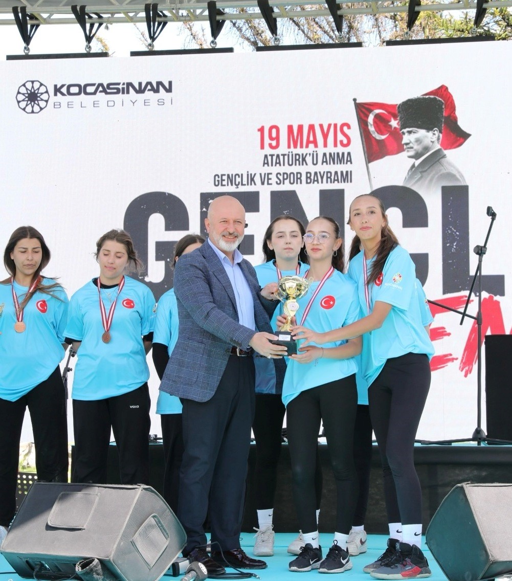 Başkan Çolakbayrakdar: "Gençler için çalışıyor, geleceğe yatırım yapıyoruz"