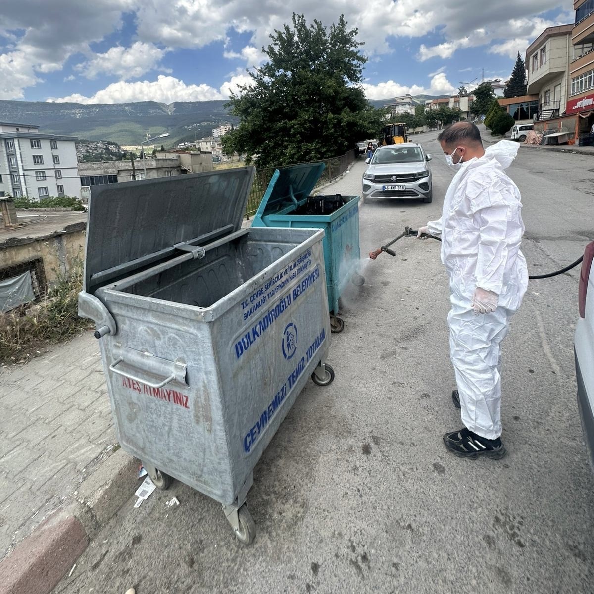 Kahramanmaraş&rsquo;ta bayram temizliği ve ila&ccedil;lama &ccedil;alışmaları s&uuml;r&uuml;yor