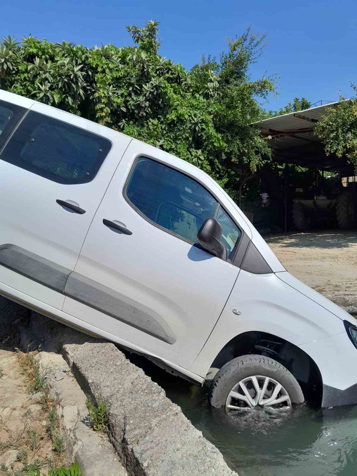 Manavgat&rsquo;ta hafif ticari ara&ccedil; sulama kanalına d&uuml;şt&uuml;