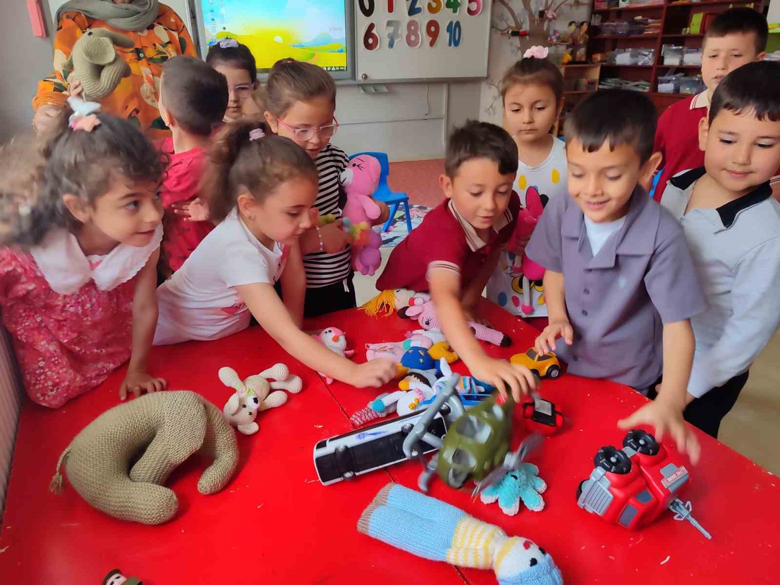 Öğrenci, veli ve öğretmen iş birliğiyle atık ipler rengârenk oyuncaklara dönüştü