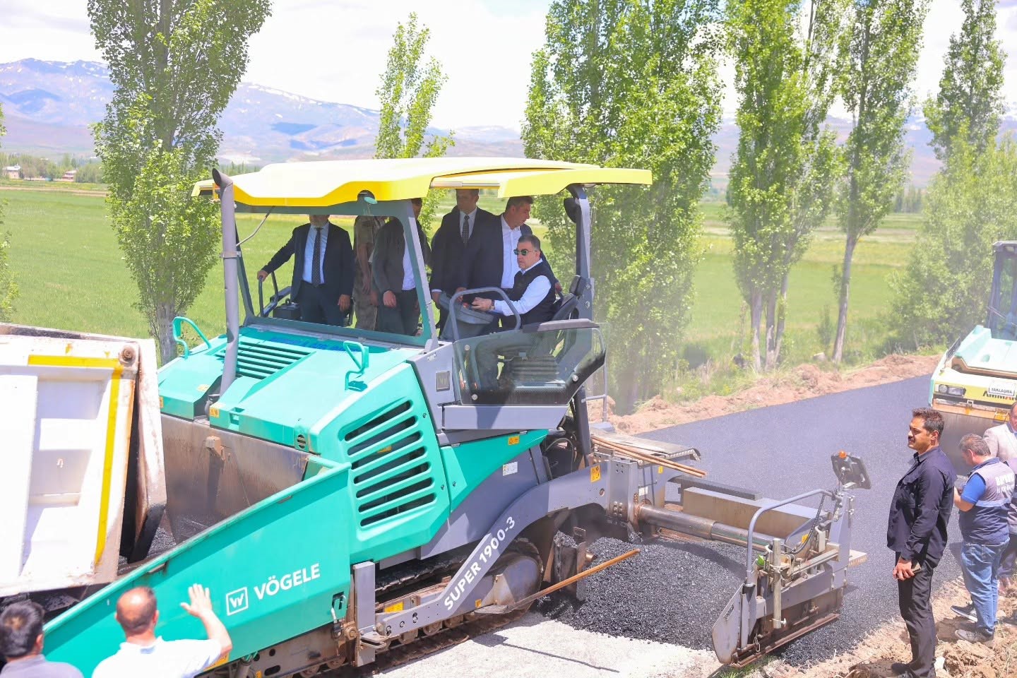 Bayburt’ta asfalt sezonu Buğdaylı-Aydıncık-Dikmetaş güzergâhında başladı