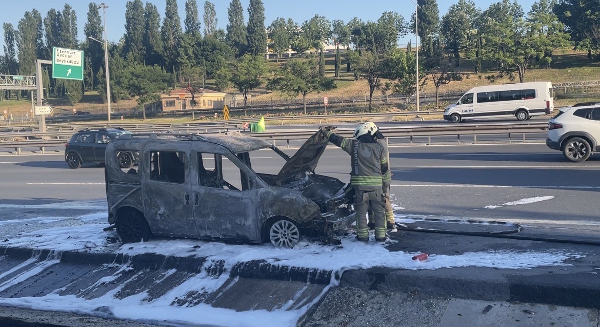 Esenyurt TEM Otoyolu’nda hafif ticari araç alev alev yandı