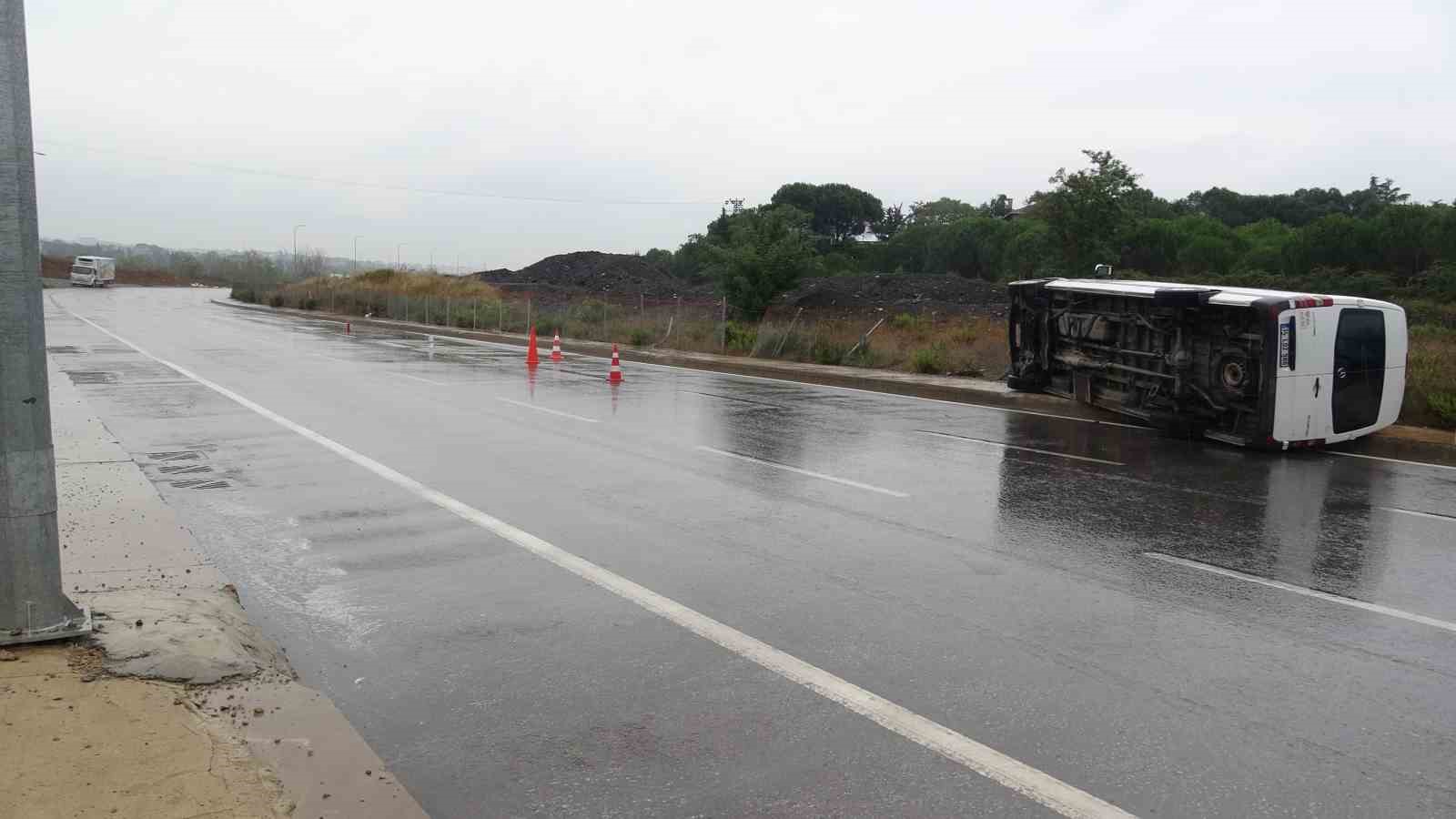 Tuzla’da devrilen servis minibüsünde sürücü yaralandı