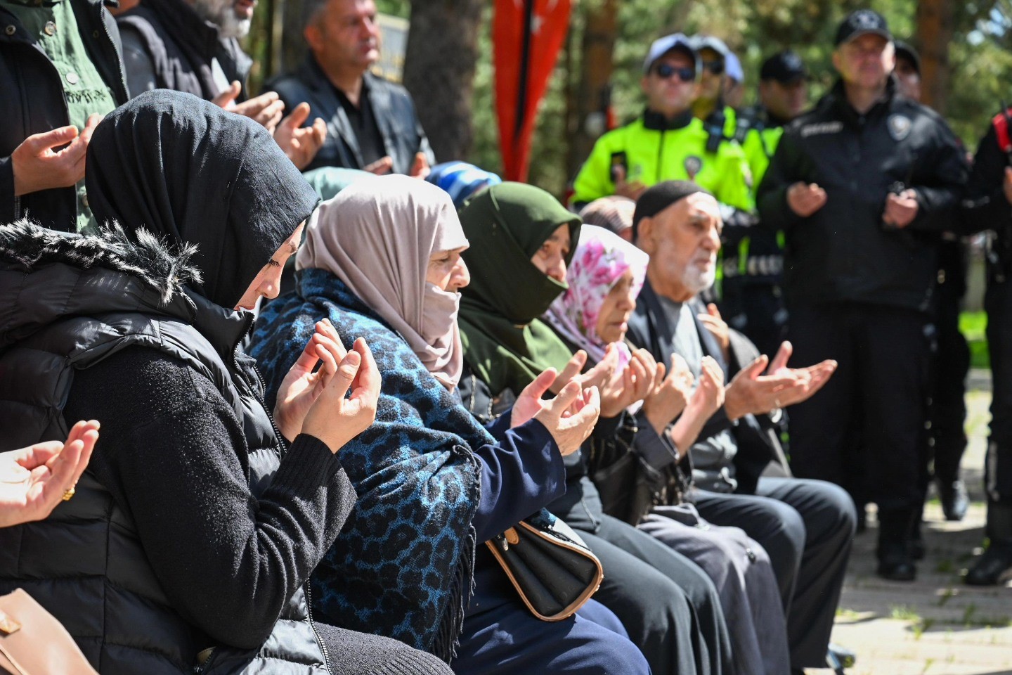 Arefe günü şehitlerin kabri ziyaret edildi