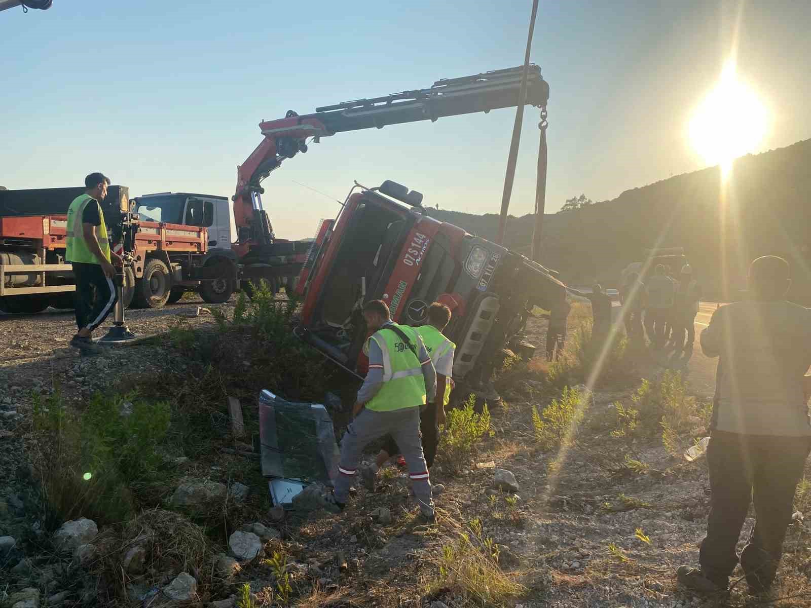 Yangına giden orman ekibinin su ikmal aracı kaza yaptı