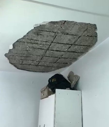 Depremde Gaziantep’teki bir evin tavanında kısmi çökme meydana geldi