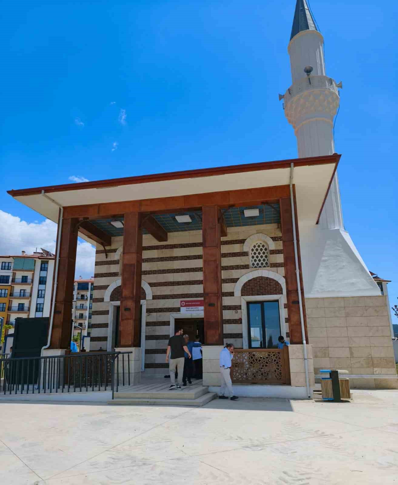 Ak&ccedil;aova TOKİ Camii&rsquo;nde ilk Cuma namazı kılındı