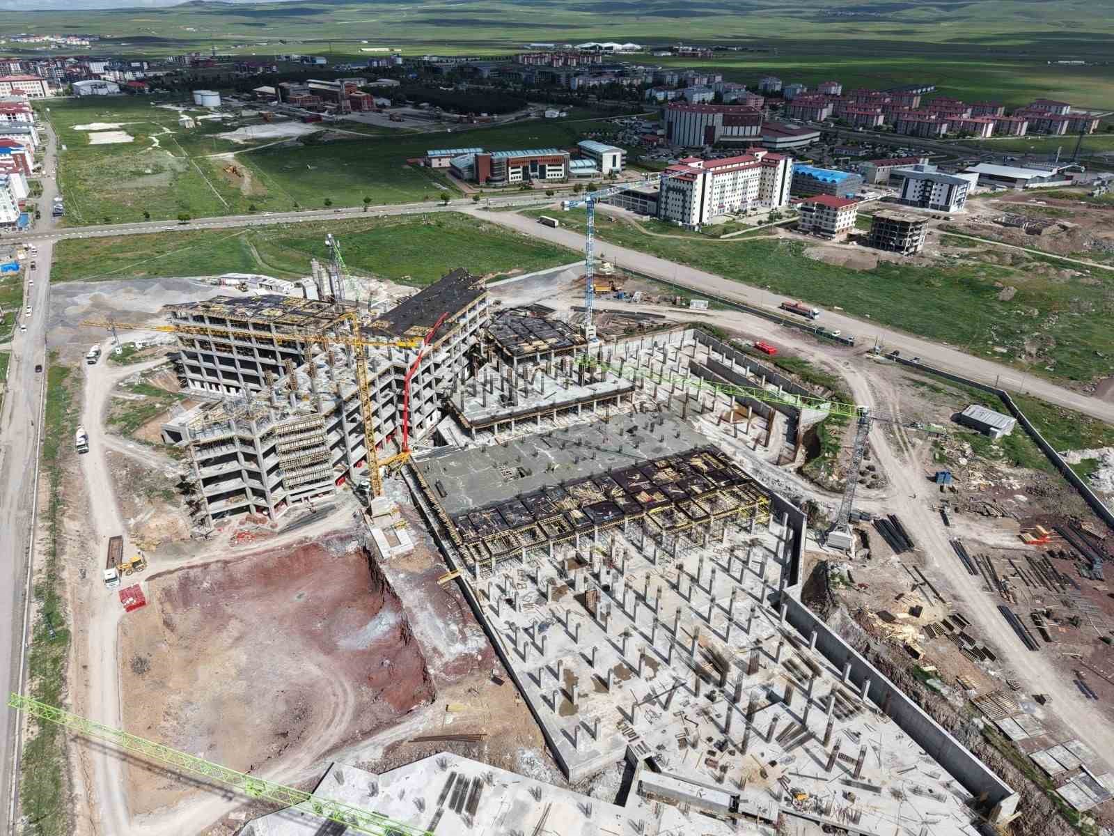 500 Yataklı Kars B&ouml;lge Hastanesi y&uuml;kseliyor: Kars sağlıkta yeni bir d&ouml;neme hazırlanıyor