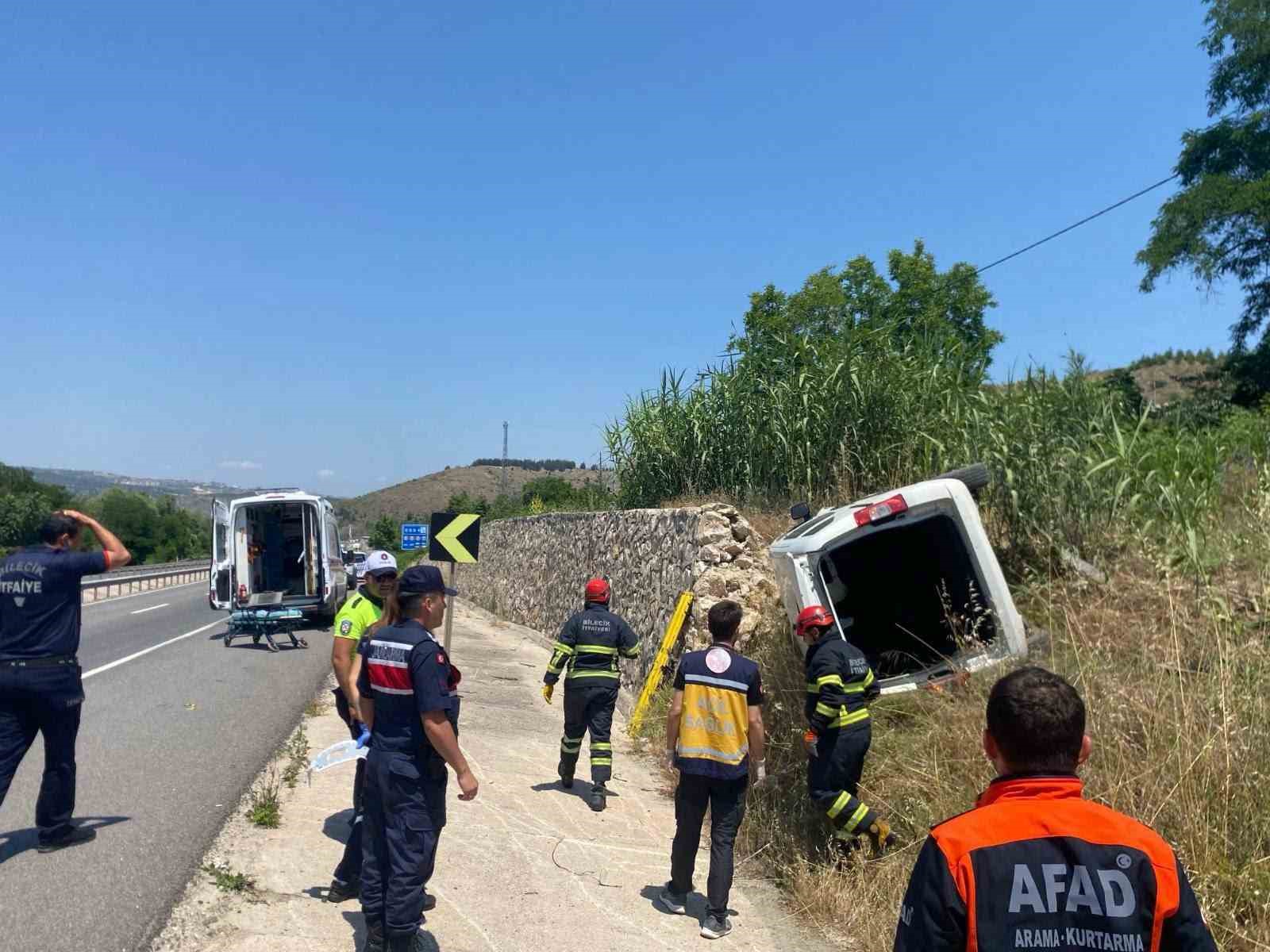 İstinat duvarına &ccedil;arpan hafif ticari ara&ccedil; yan yattı: 1 yaralı