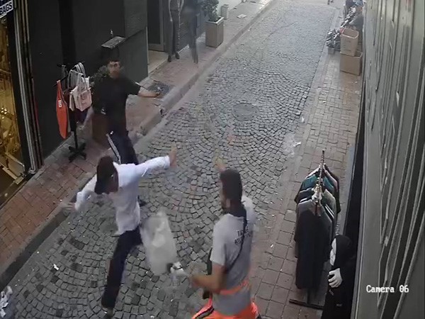 Fatih&rsquo;te tramvayda telefon &ccedil;aldıktan sonra ka&ccedil;an hırsıza, temizlik personelinden s&uuml;p&uuml;rgeli m&uuml;dahale kamerada