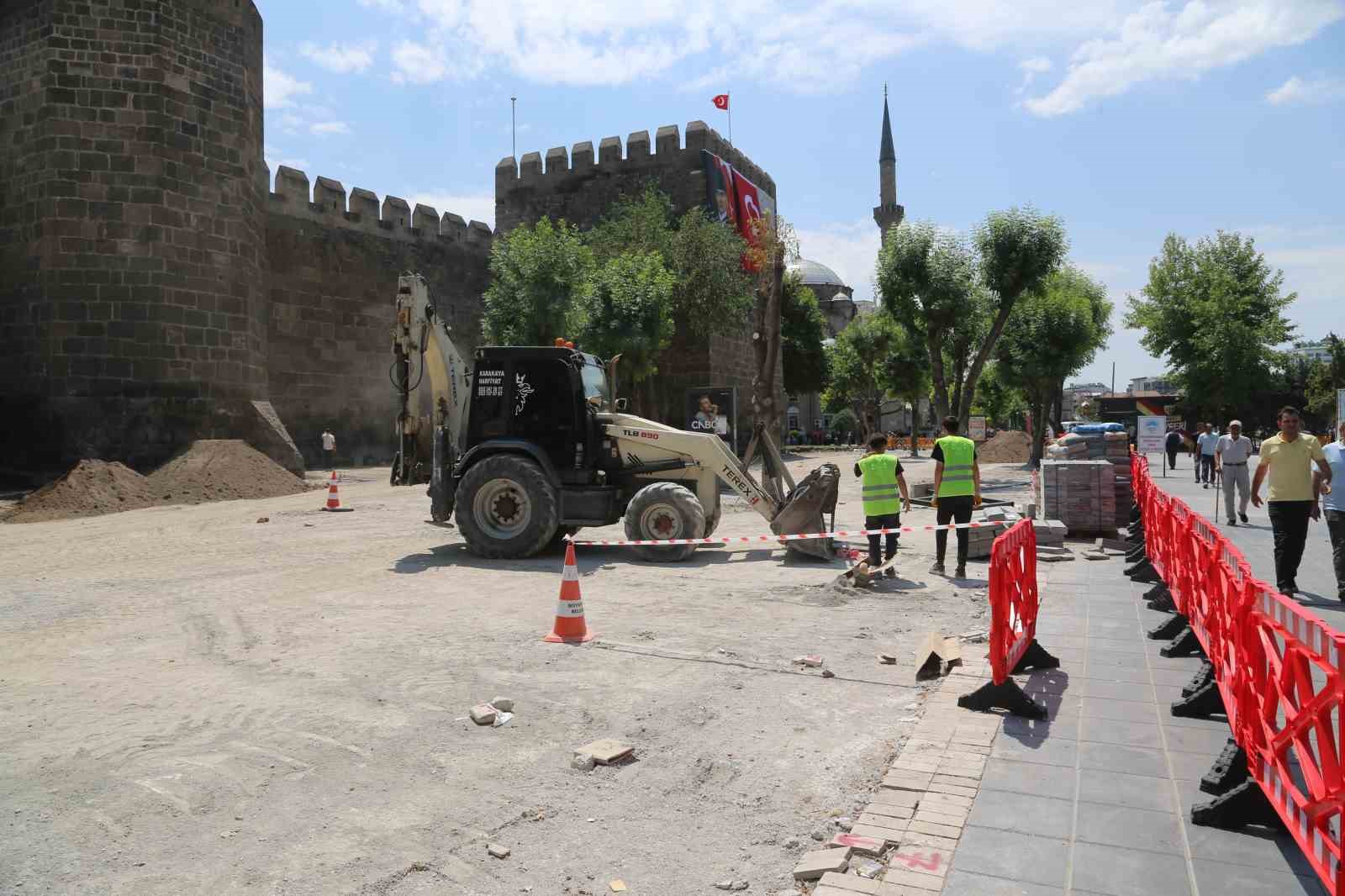 Başkan Büyükkılıç’tan Cumhuriyet Meydanı’ndaki büyük dönüşüme yakın takip