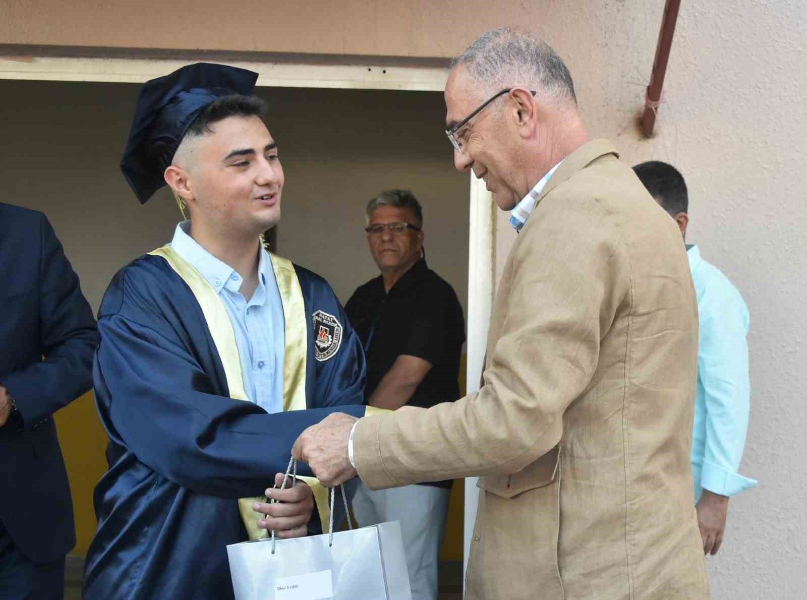 Başkan Yapar, gen&ccedil;lerin mezuniyet coşkusuna ortak oldu