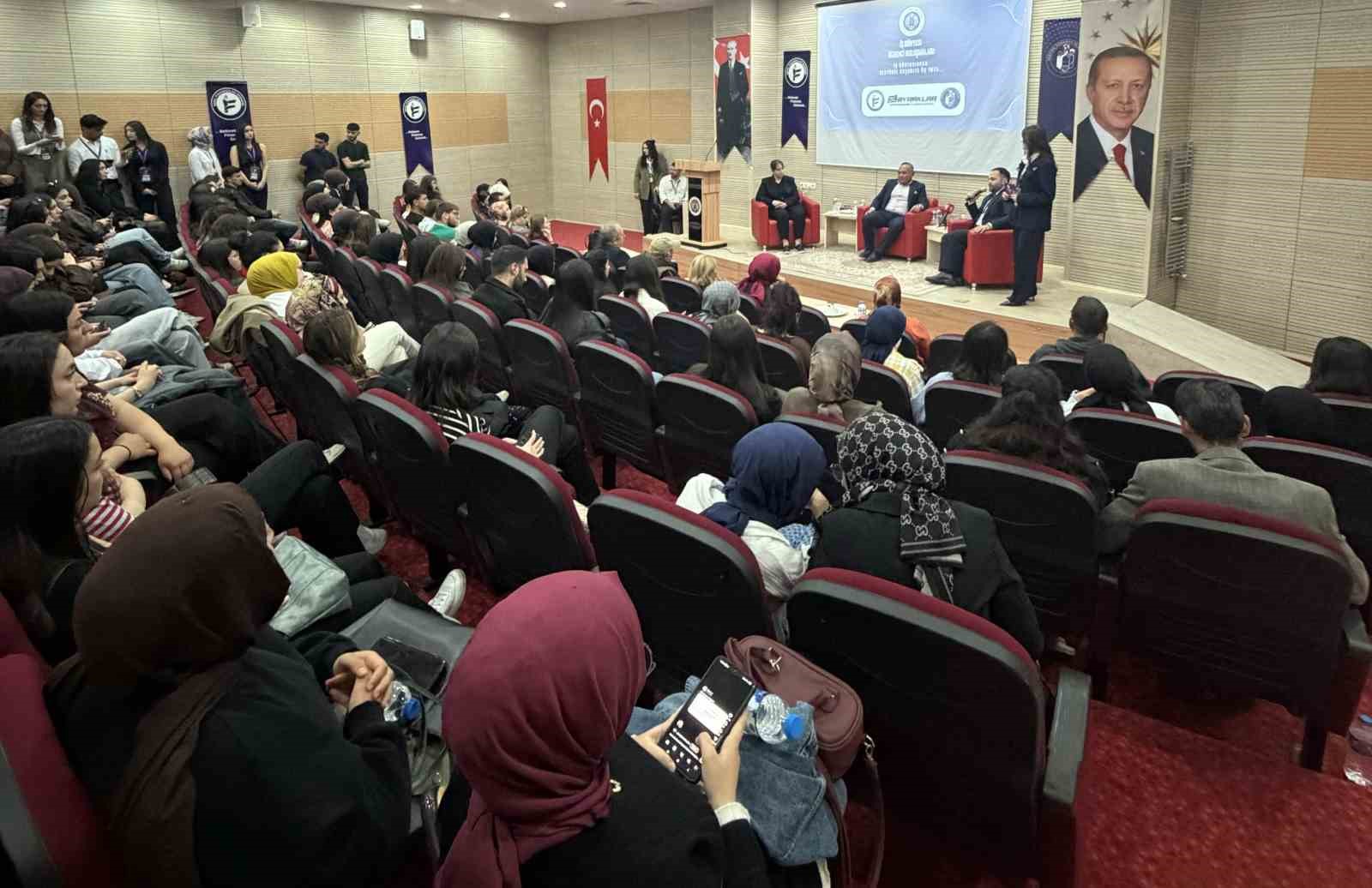 İş d&uuml;nyası &ouml;ğrenci buluşmaları s&uuml;r&uuml;yor