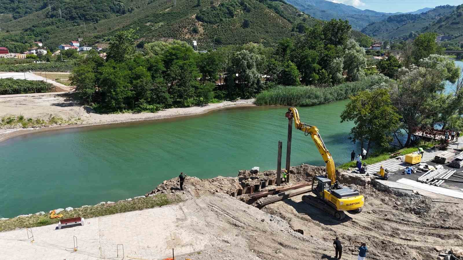Kordon Park&rsquo;ın iki etabını birbirine bağlayacak yaya k&ouml;pr&uuml;s&uuml;nde &ccedil;alışmalar s&uuml;r&uuml;yor