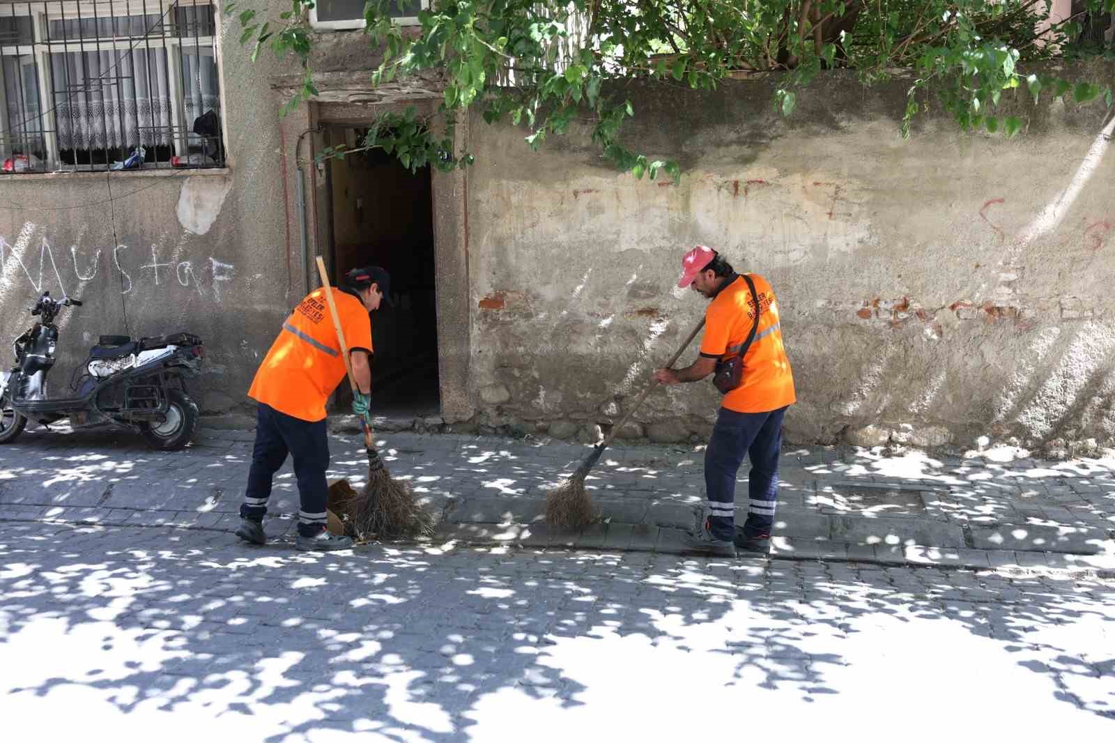 Efeler Belediyesi Temizlik İşleri Müdürlüğü çalışmalarını sürdürüyor