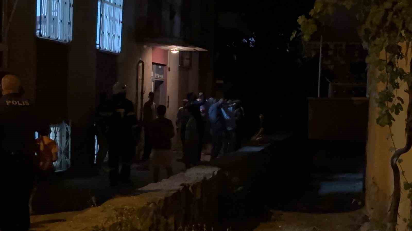 Yürümekte zorluk çeken babasının tekerlekli sandalyesini ateşe verdi