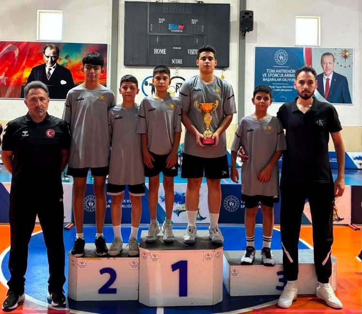 Erzincan ANALİG badmintonda kız ve erkeklerde grup birincisi oldu