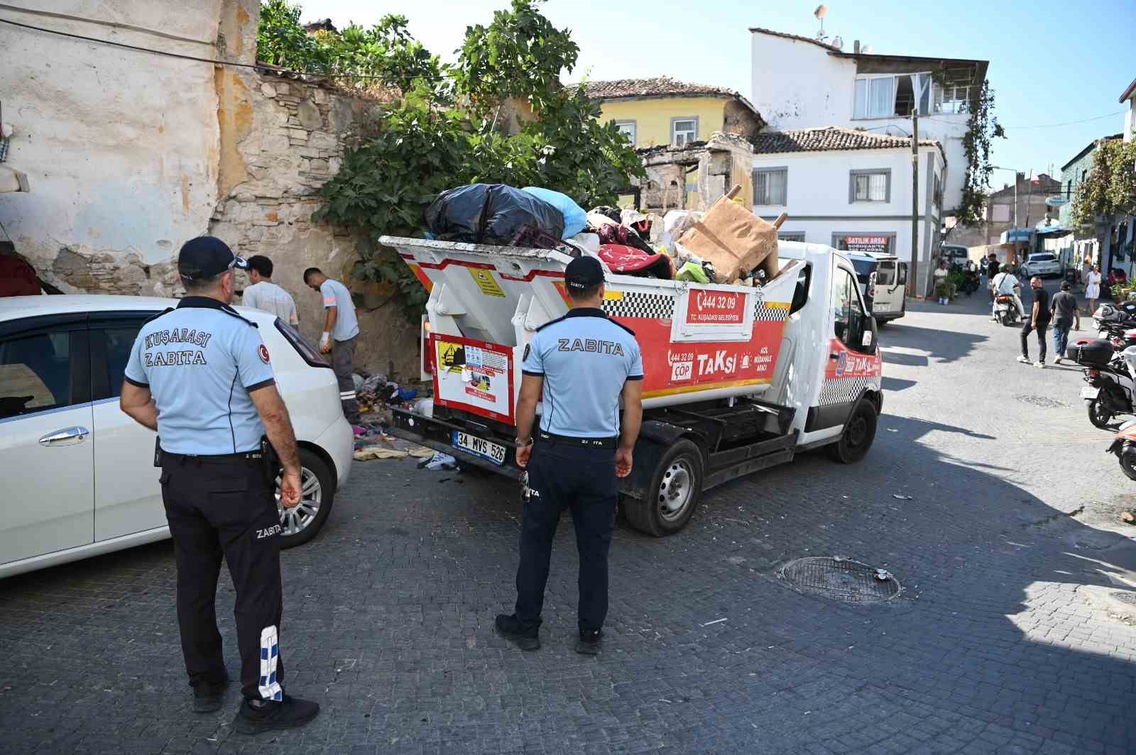 Kuşadası’nda sokağa hurda ve atık bırakanlara zabıta müdahalesi