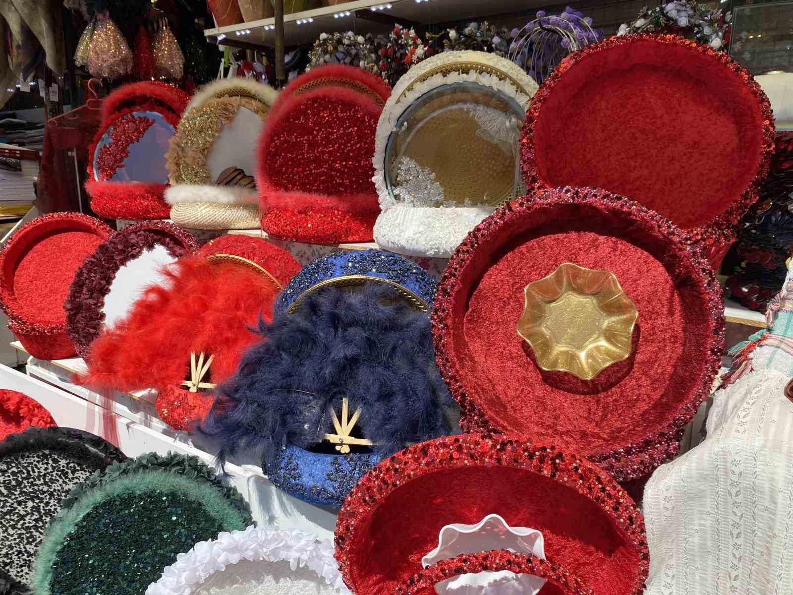 Düğün sezonu açıldı, kına eşyalarına ilgi arttı