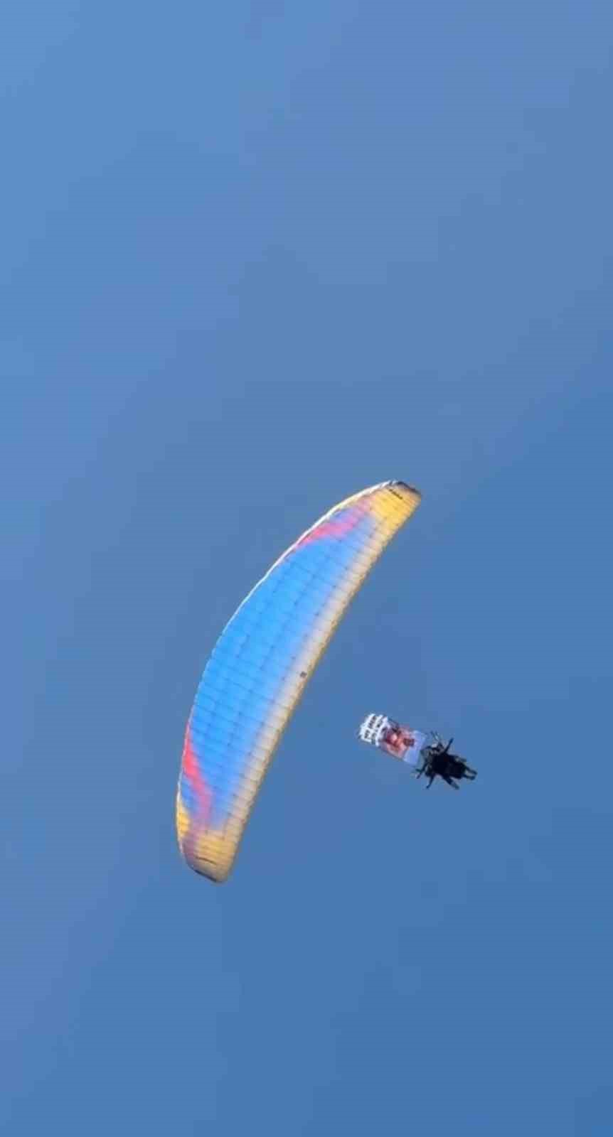Kazada hayatını kaybeden paraşüt pilotu Bayram Kurt gökyüzünde anıldı