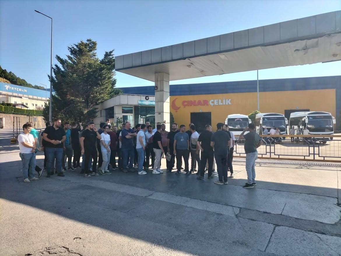 Çınar Çelik işçilerinden oturma eylemi