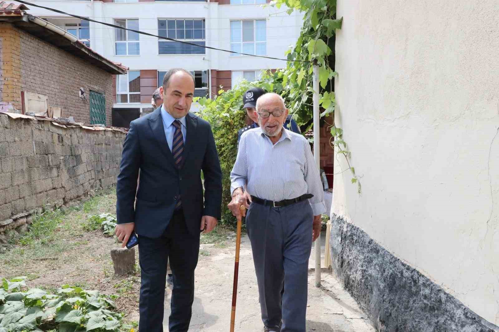 Eskişehir İl Emniyet Müdürü Yılmaz’dan şehit babasına anlamlı ziyaret