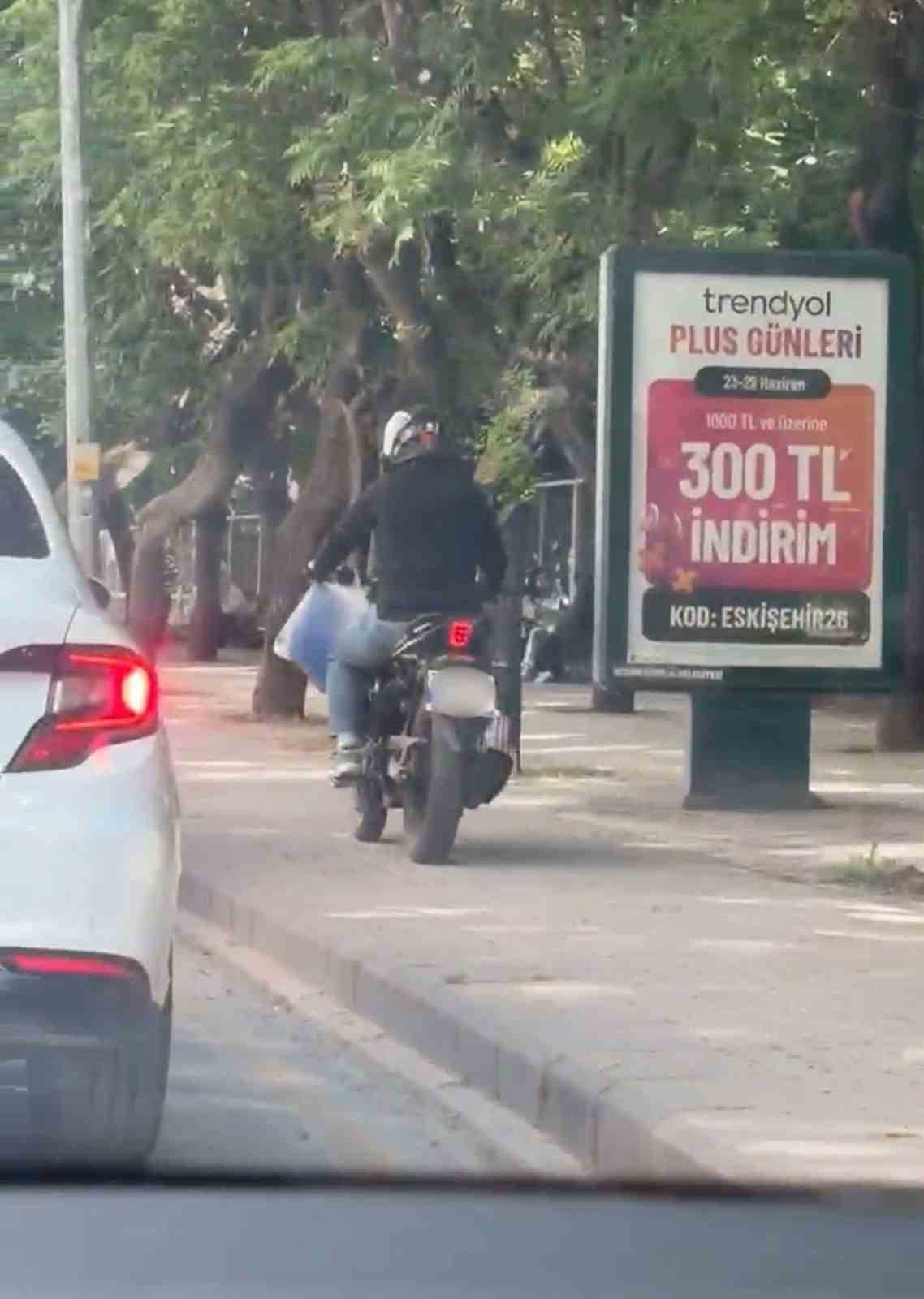 Trafiği beklememek i&ccedil;in kaldırımdan yoluna devam etti