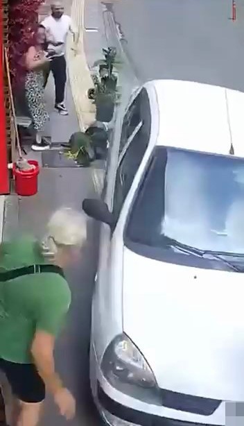 El freni çekilmeyen otomobil kaldırıma çıktı, yaya ezilmekten son anda kurtuldu