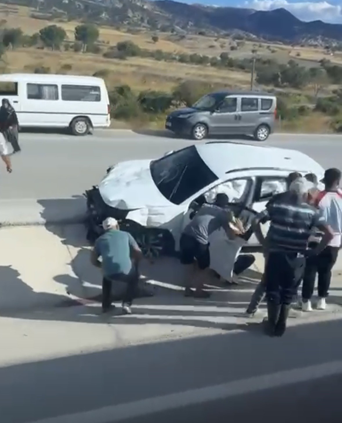 Burdur’da refüjdeki trafik levhalarına çarpan sürücü yaralandı