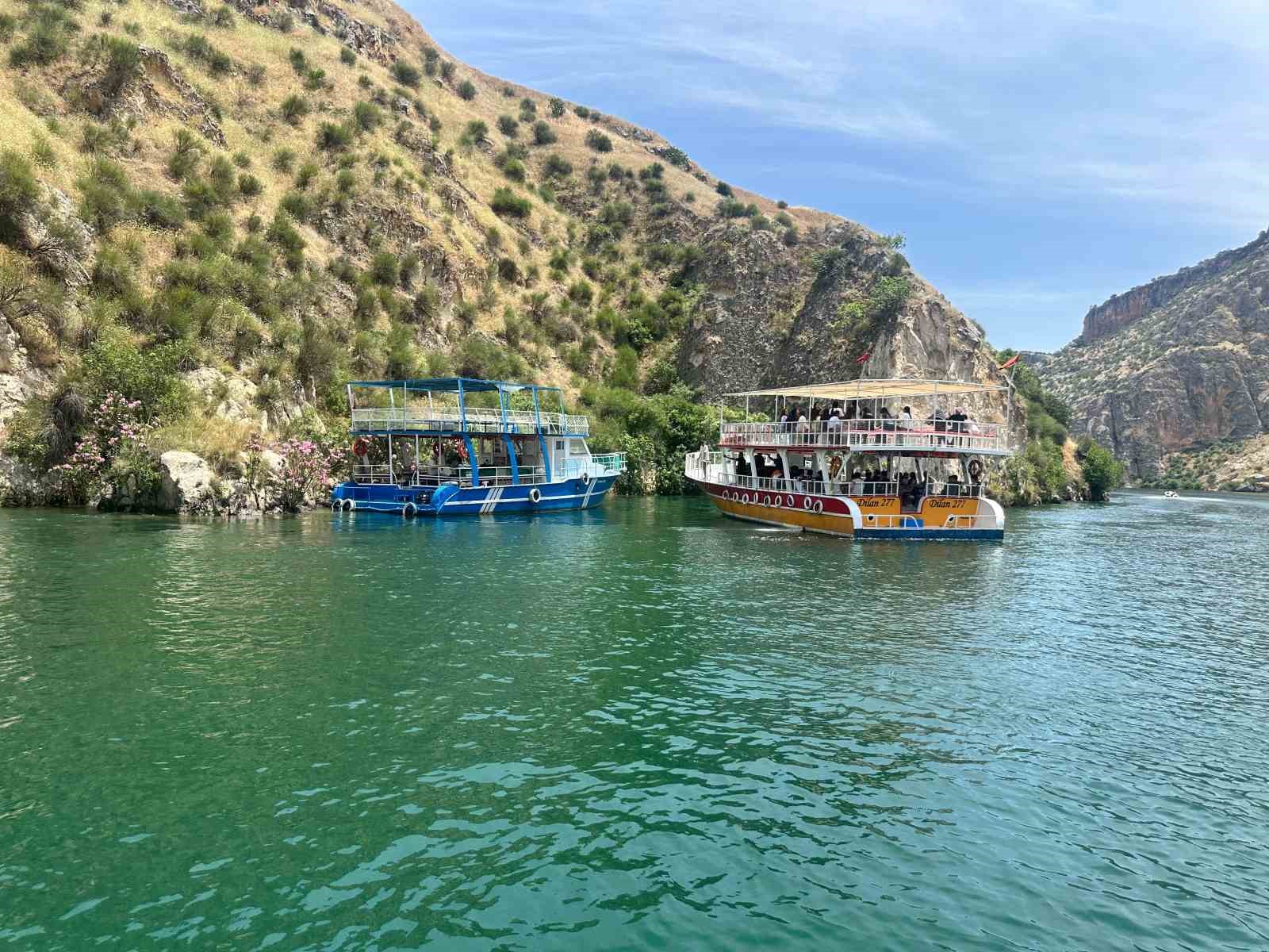 Sürüklenen teknedeki turistleri jandarma tahliye etti