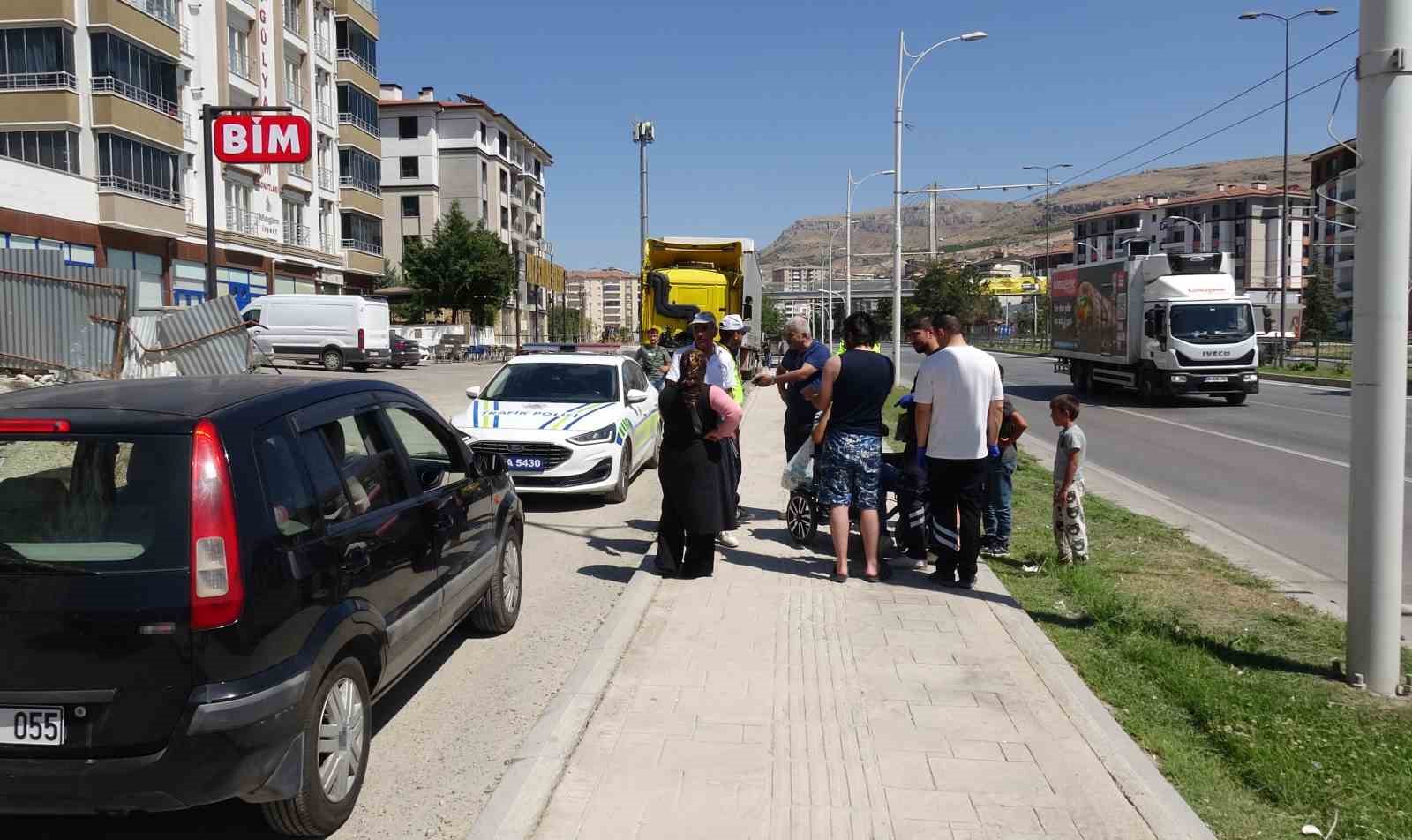 Akülü sandalyesiyle ters yöne giren engelli vatandaşa otomobil çarptı