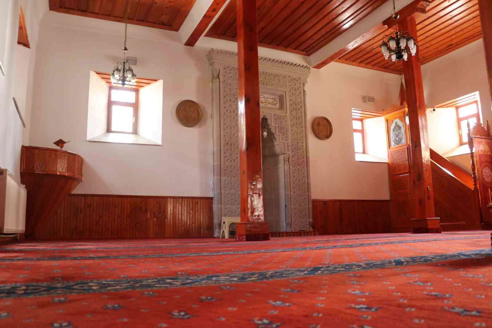 Mahalle adını bu camiden alıyor, minaresindeki zincirler ile dikkat çekiyor