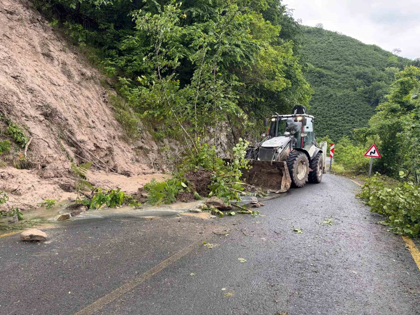 Ordu’da heyelan nedeniyle ulaşıma kapanan 236 mahalle yolu açıldı