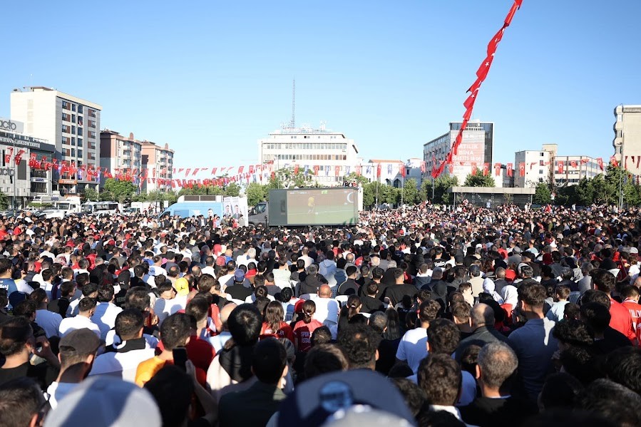 Milli maç heyecanı Bağcılar Meydanı’nda yaşandı