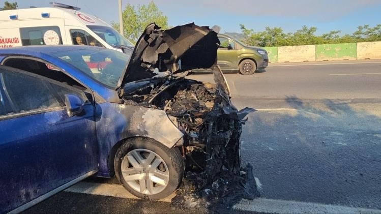 Alev alan otomobil zeytinlik alana sıçramadan söndürüldü