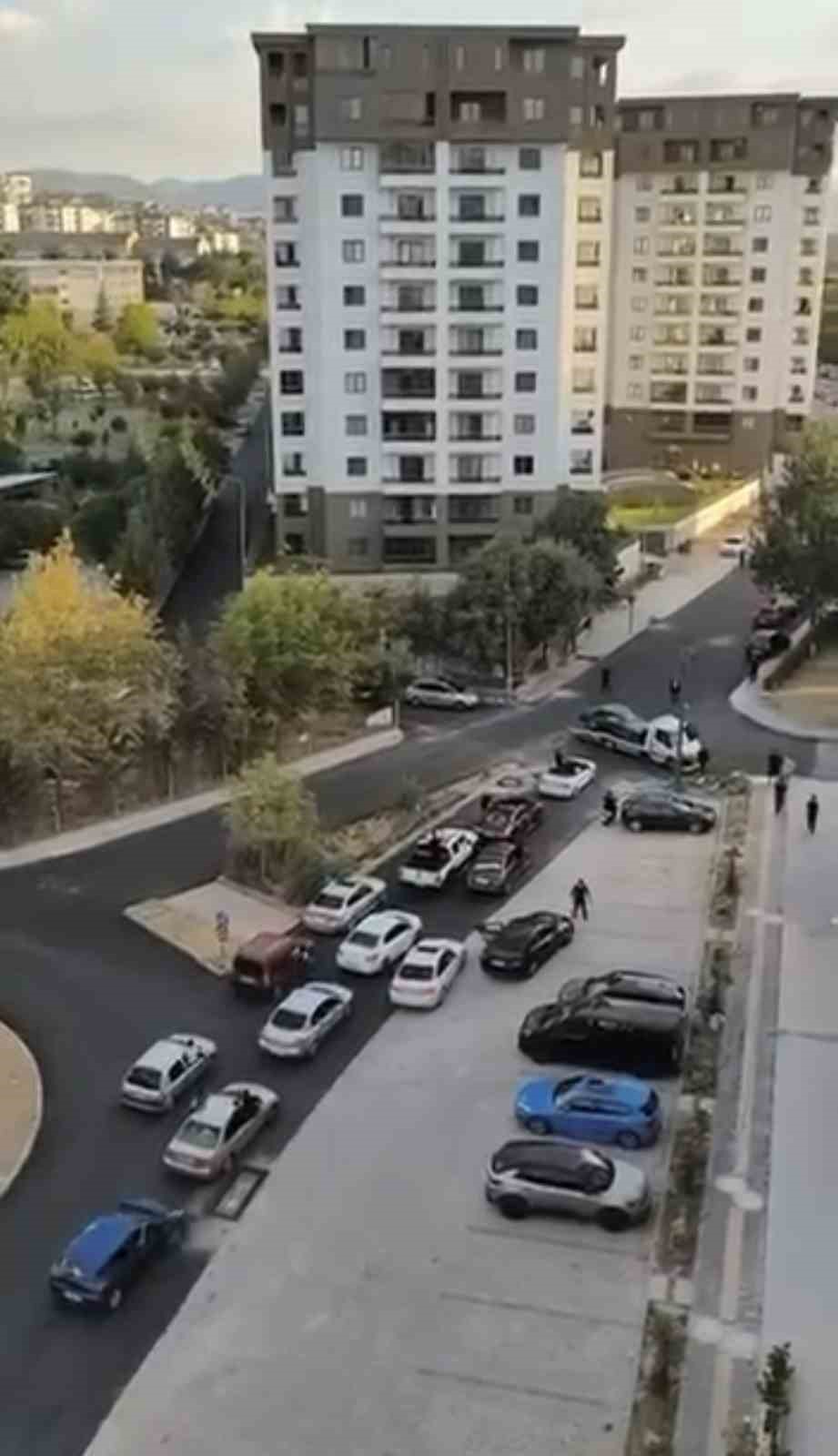 Bursa’da düğün konvoyu yolu trafiğe kapattı