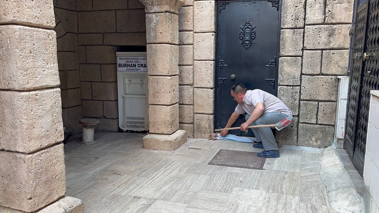 Namaza gelen cemaat karşılaştıkları yılanı önce oyuncak sandı, hareket edince telefona sarıldı
