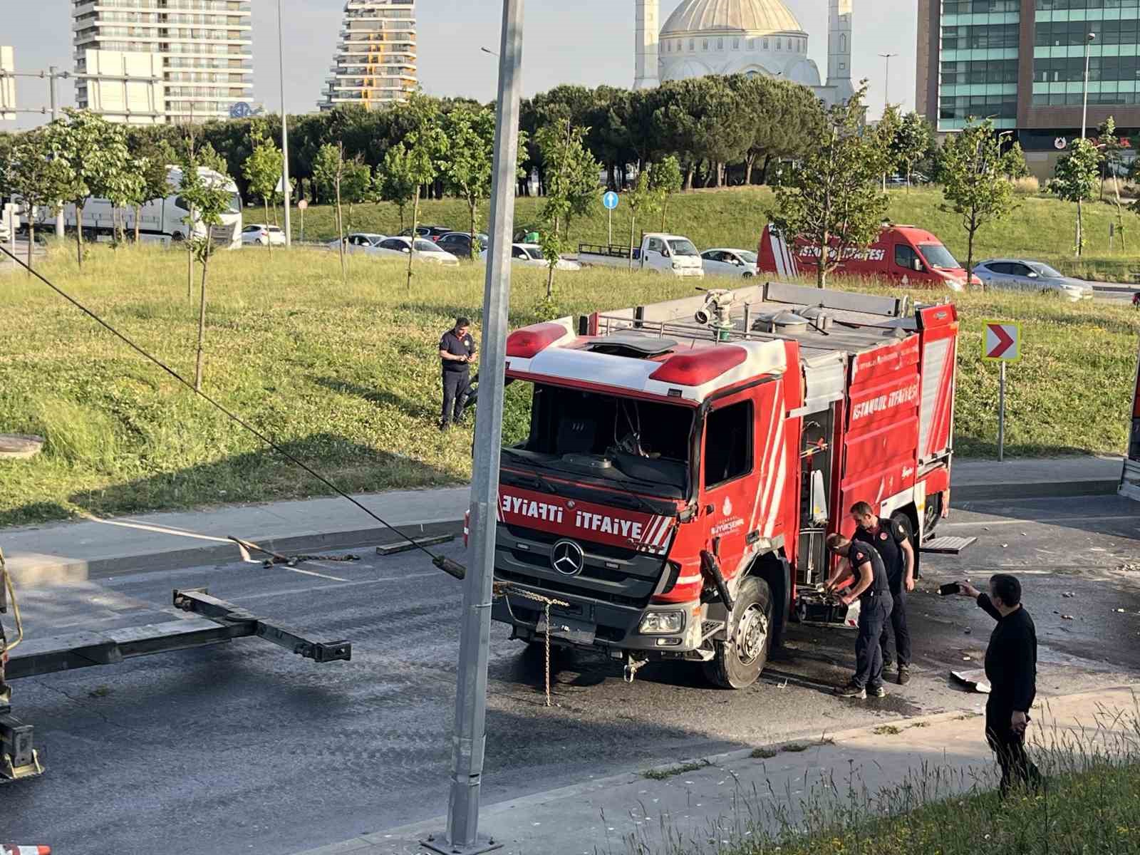 Bağcılar&rsquo;da yangından d&ouml;nen itfaiye aracı devrildi: 3 yaralı