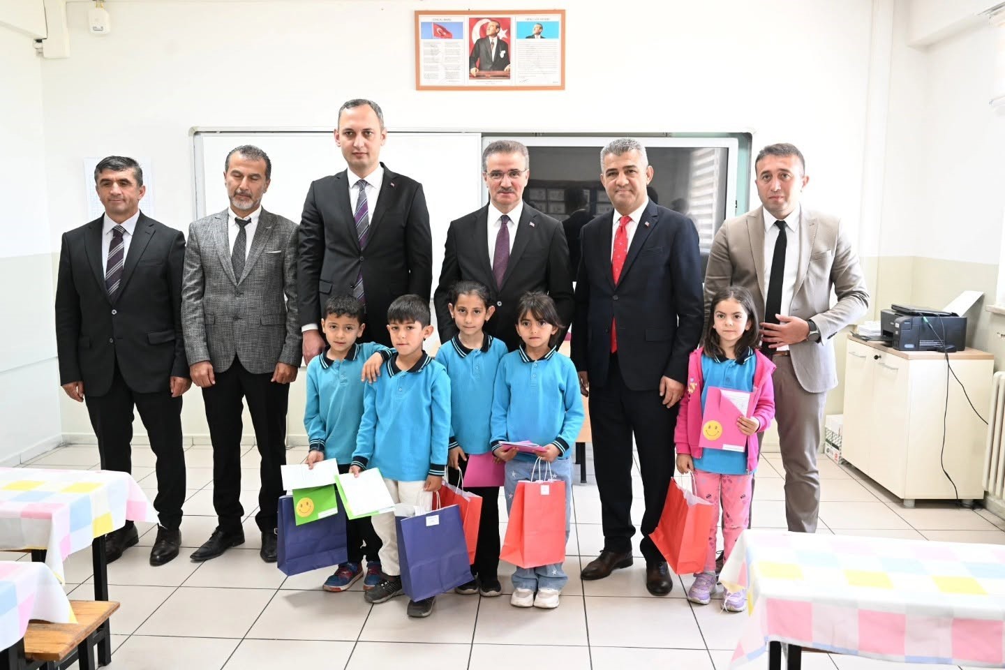Vali Baruş &ouml;ğrencilerin karne heyecanına ortak oldu