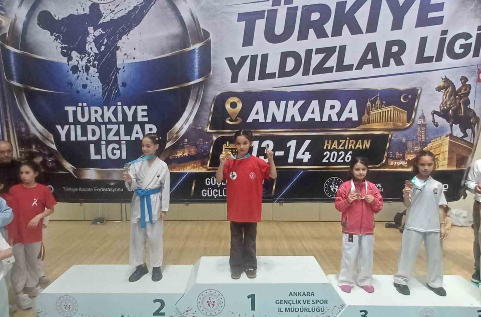 Sivaslı karateciler Ankara’dan madalyalarla döndü
