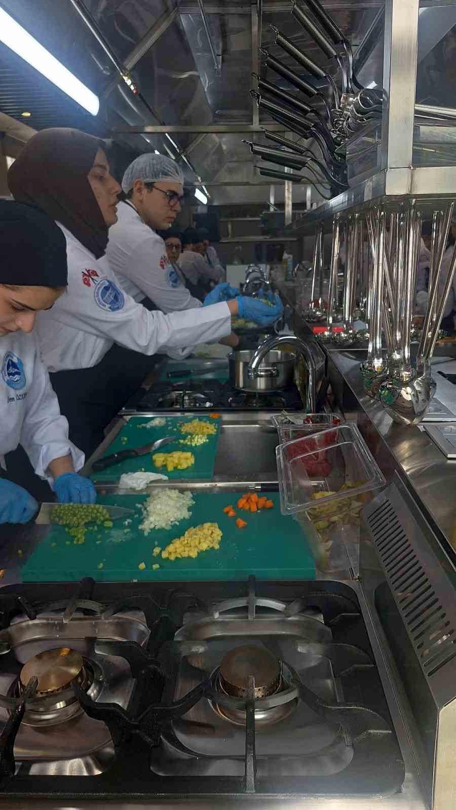 Kayseri Mutfak Akademisi&rsquo;nde &uuml;niversite &ouml;ğrencilerine uygulamalı gastronomi eğitimi