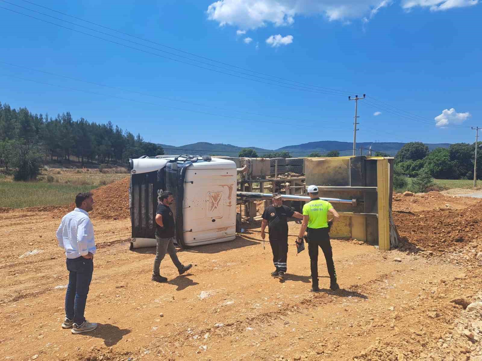Kum boşaltırken devrilen kamyonun sürücüsü yaralandı