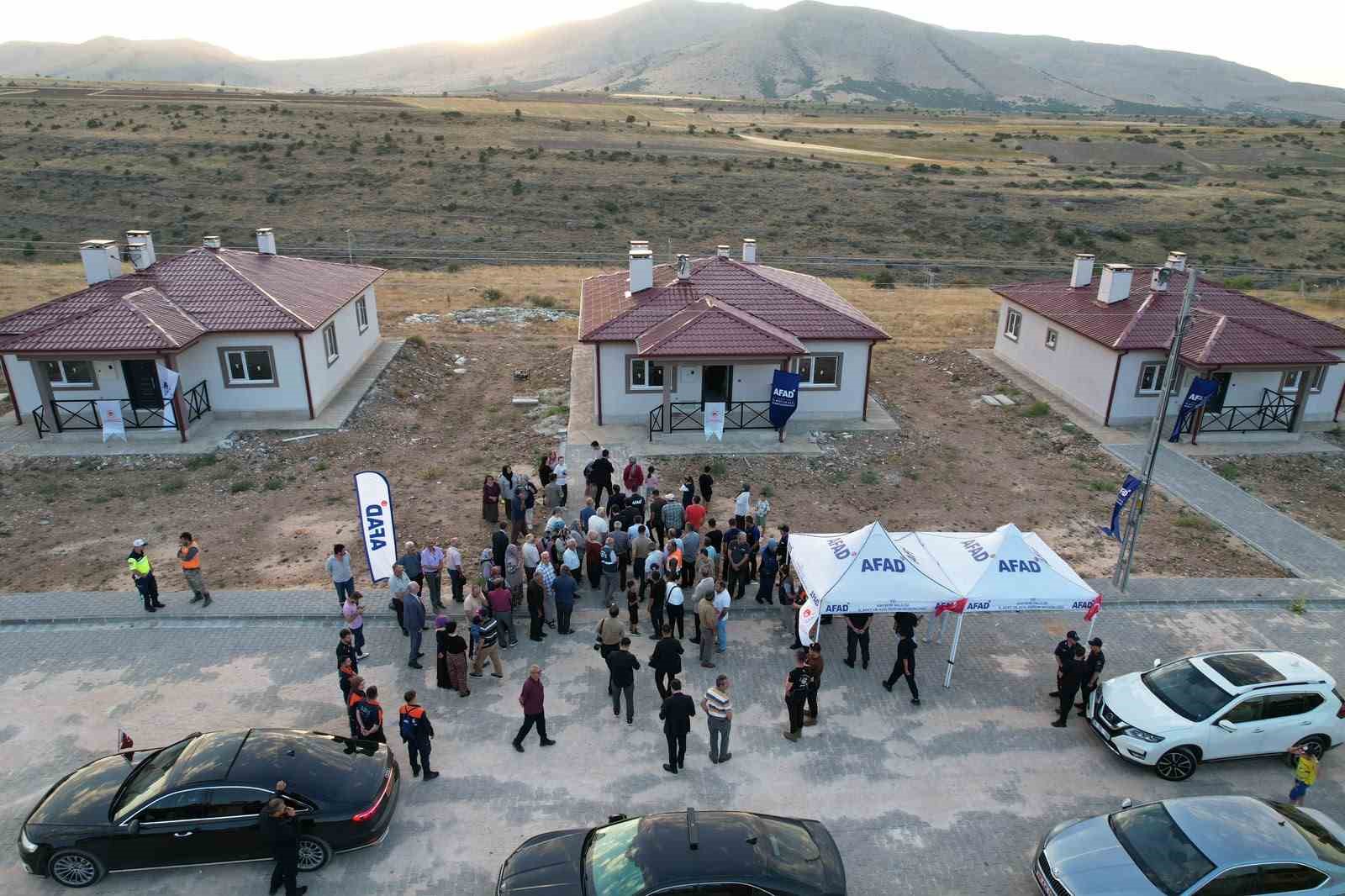 Vali &Ccedil;i&ccedil;ek depremzede ailelerin sevincine ortak oldu