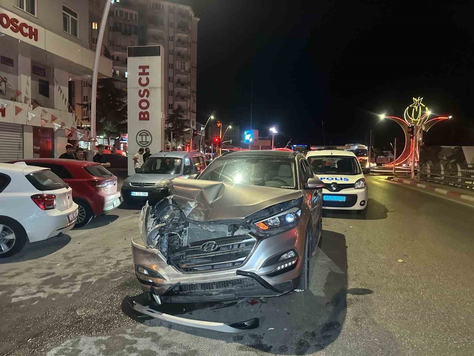 Uşak&rsquo;ta iki otomobil &ccedil;arpıştı: 2&rsquo;si &ccedil;ocuk, 6 yaralı
