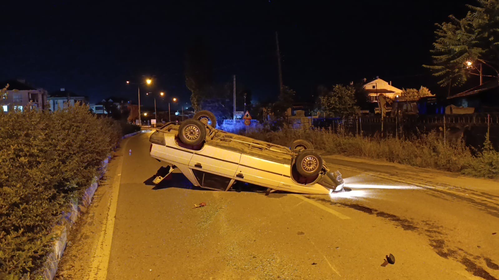 Kontrolden &ccedil;ıkan ara&ccedil; takla attı... O anlar kamerada