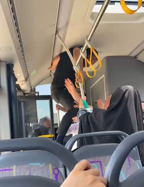 Otobüste tekmeli, yumruklu kavga