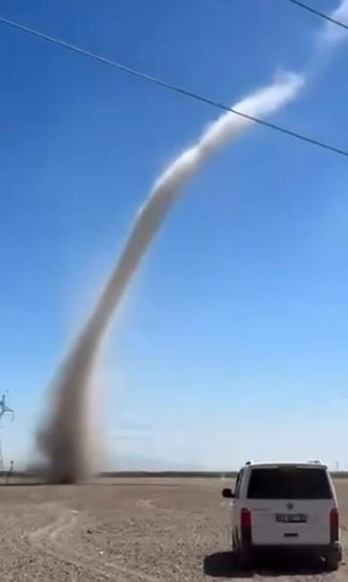 Konya’da tarlada hortum oluştu o anlar kamerada