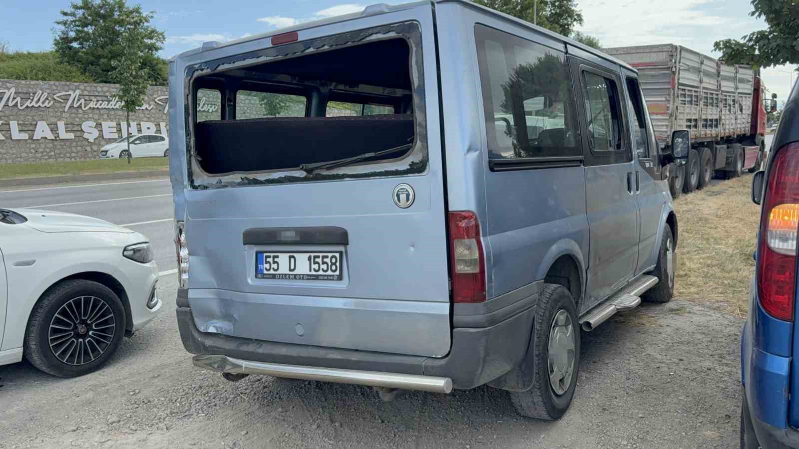 Tırın &ccedil;arptığı dolmuşun s&uuml;r&uuml;c&uuml;s&uuml; yaralandı