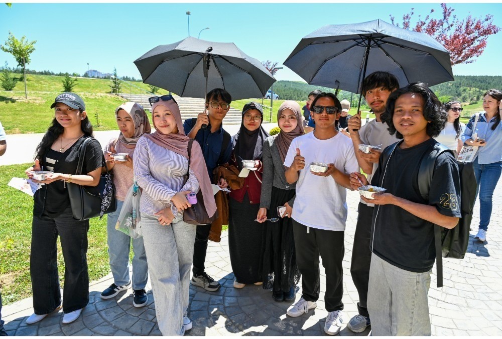 Kastamonu &Uuml;niversitesi&rsquo;nde &ouml;ğrencilere aşure ikramı